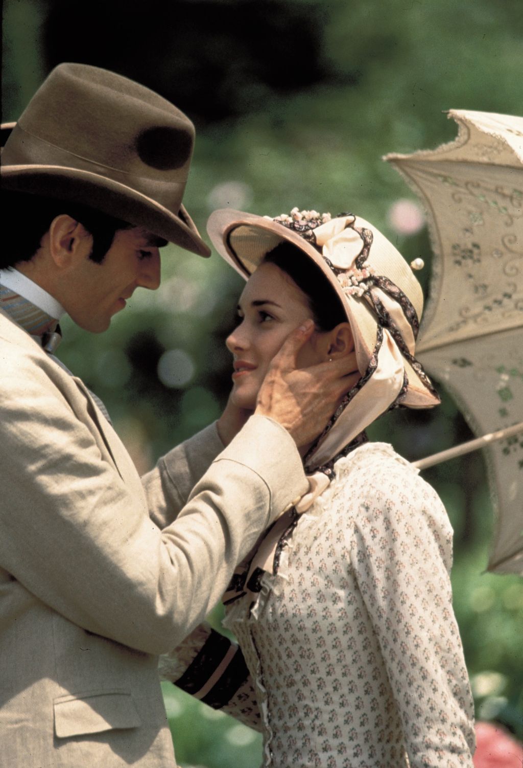 Winona Ryder Az ártatlanság kora (1993) című alkotásban, amelyet Martin Scorsese rendezett.