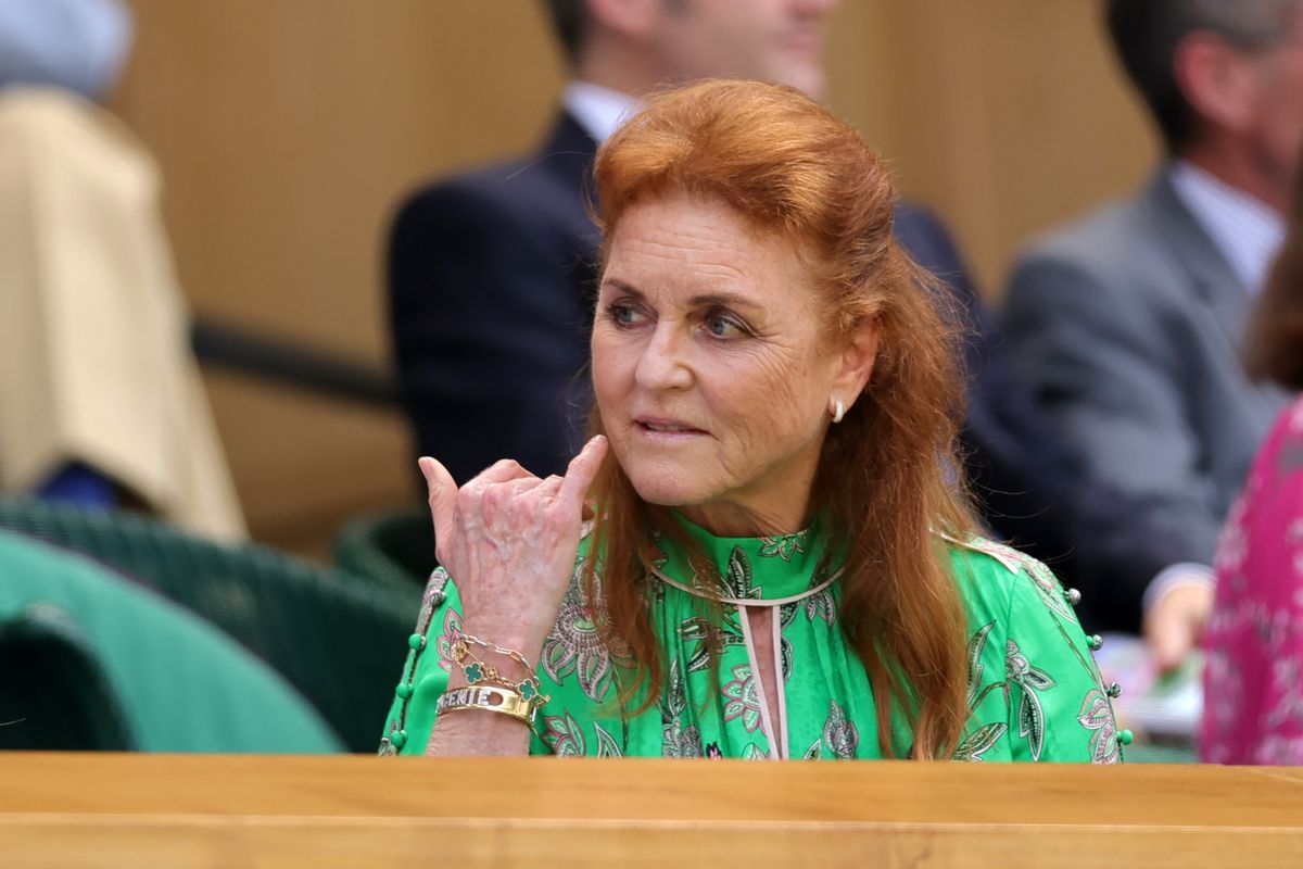 Sarah Ferguson a pénteki bejelentést követően napokig nem távolította el a York hercegnéje titulust a közösségi oldalairól
