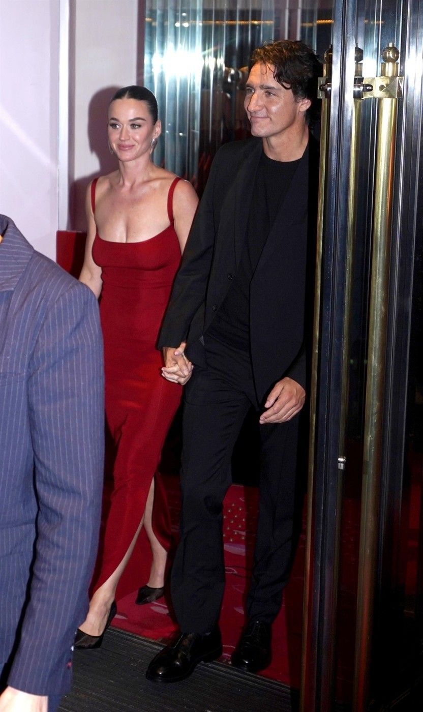 *PREMIUM-EXCLUSIVE* Paris, FRANCE MUST CALL FOR PRICING BEFORE USAGE - American singer Katy Perry and her new partner Justin Trudeau, hand in hand, leaving the singer's 41st birthday party at the private Crazy Horse Paris.
The 53-year-old former Canadian Prime Minister was all smiles alongside his beloved, who held two roses in the other hand that matched her red dress.
BACKGRID UK 25 OCTOBER 2025,Image: 1048312719, License: Rights-managed, Restrictions: , Model Release: no, Pictured: Katy Perry, Justin Trudeau