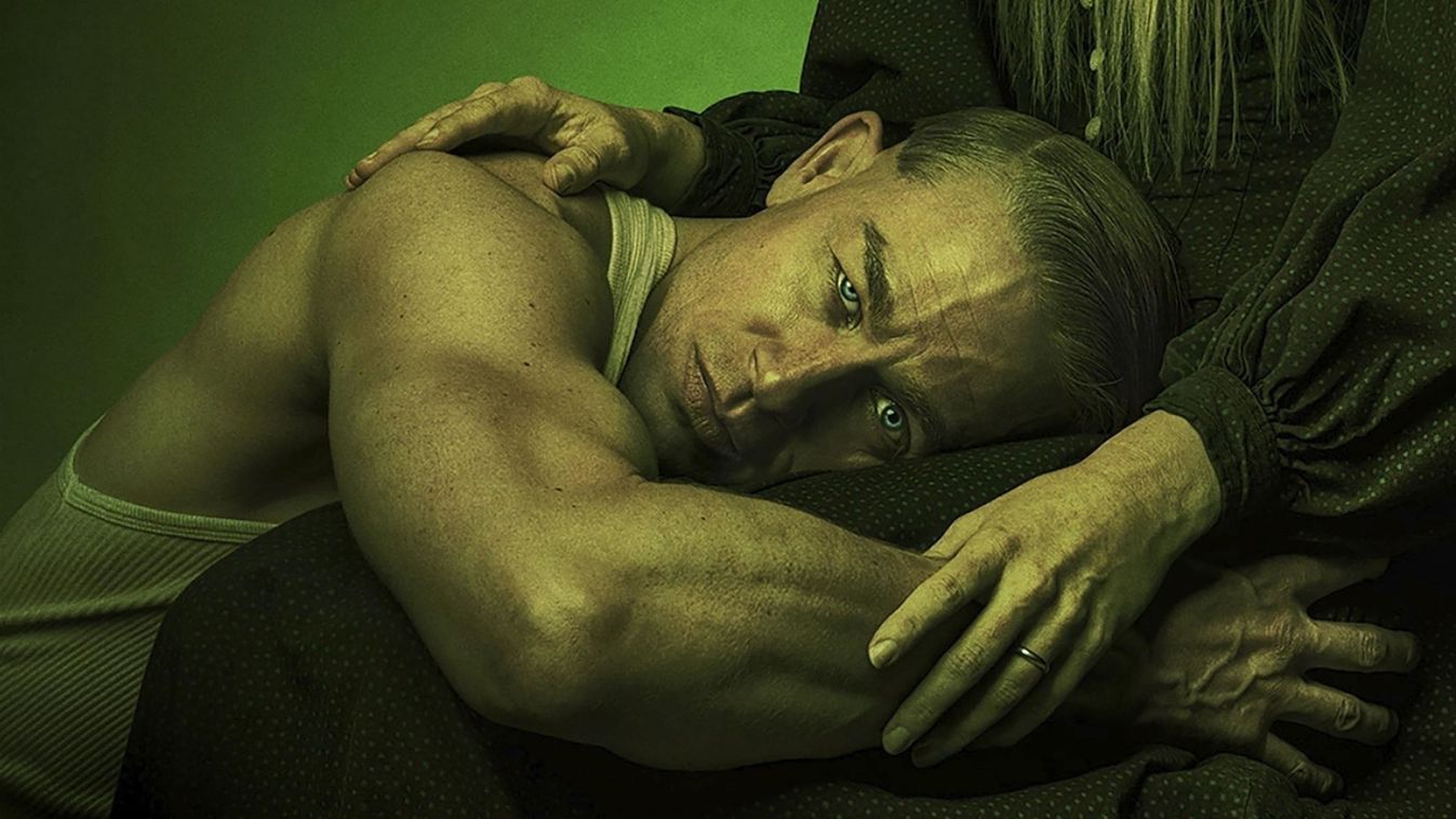 Charlie Hunnam Ed Gein sorozatgyilkos bőrében a Netflix Szörnyetegek sorozatában Monster: The Ed Gein Story 