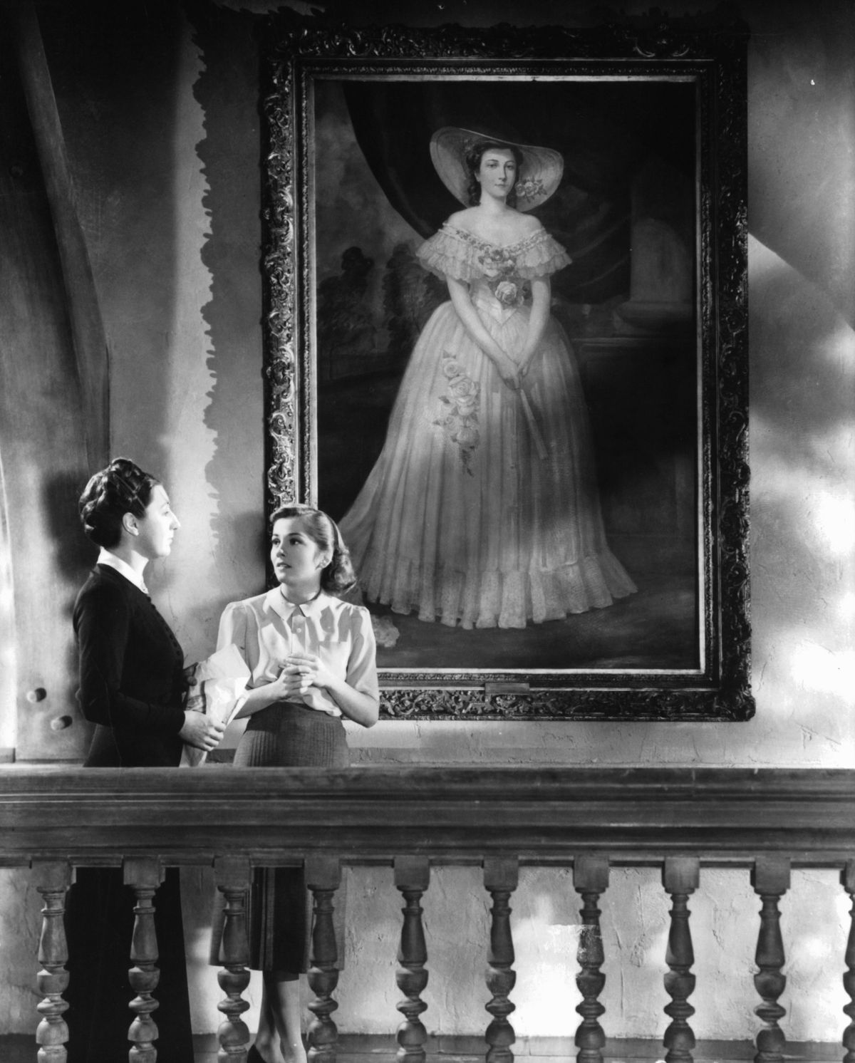 Az 1940-es Hitchcock által rendezett filmben Rebecca-szindróma keseríti meg a főhősnő életét. A képen az előző feleség festménye, alatta pedig az önbizalomhiányos új feleség.