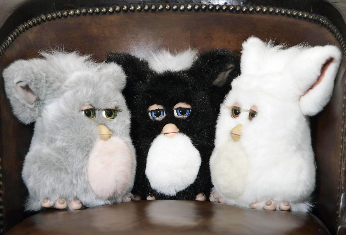 A Furby a 90-es években népszerű szőrös szörnyeteg játék volt.