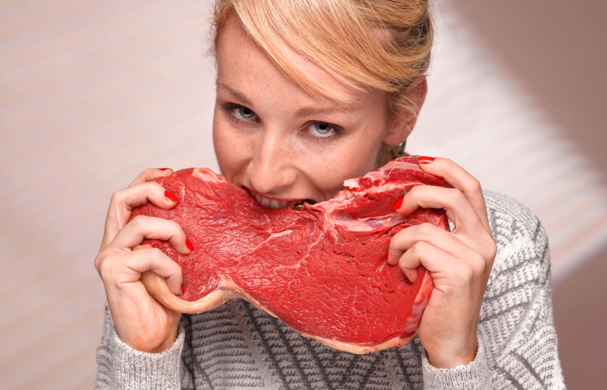 Húsevő diéta: egy nő nyers húst eszik.