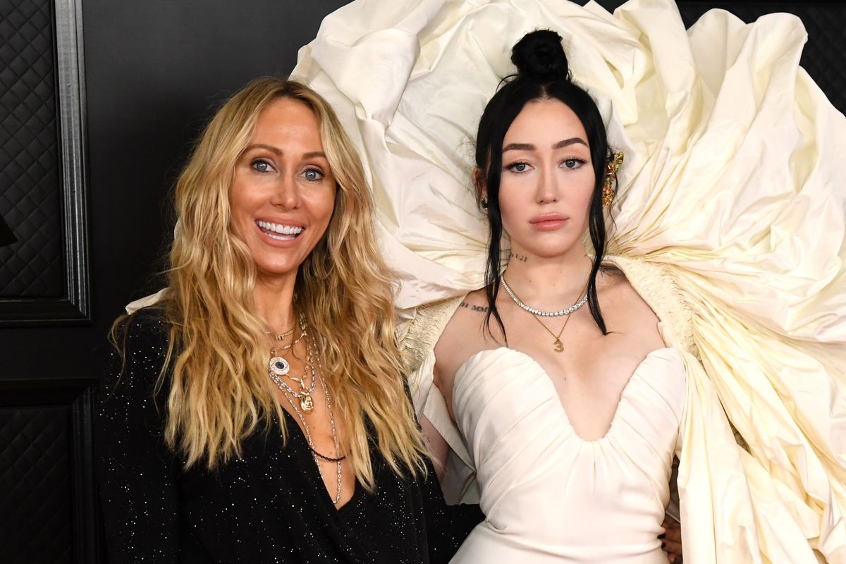 Miley Cyrus édesanyja Tish Cyrus, és a húga Noah Cyrus a botrány előtt még jó viszonyt ápoltak egymással