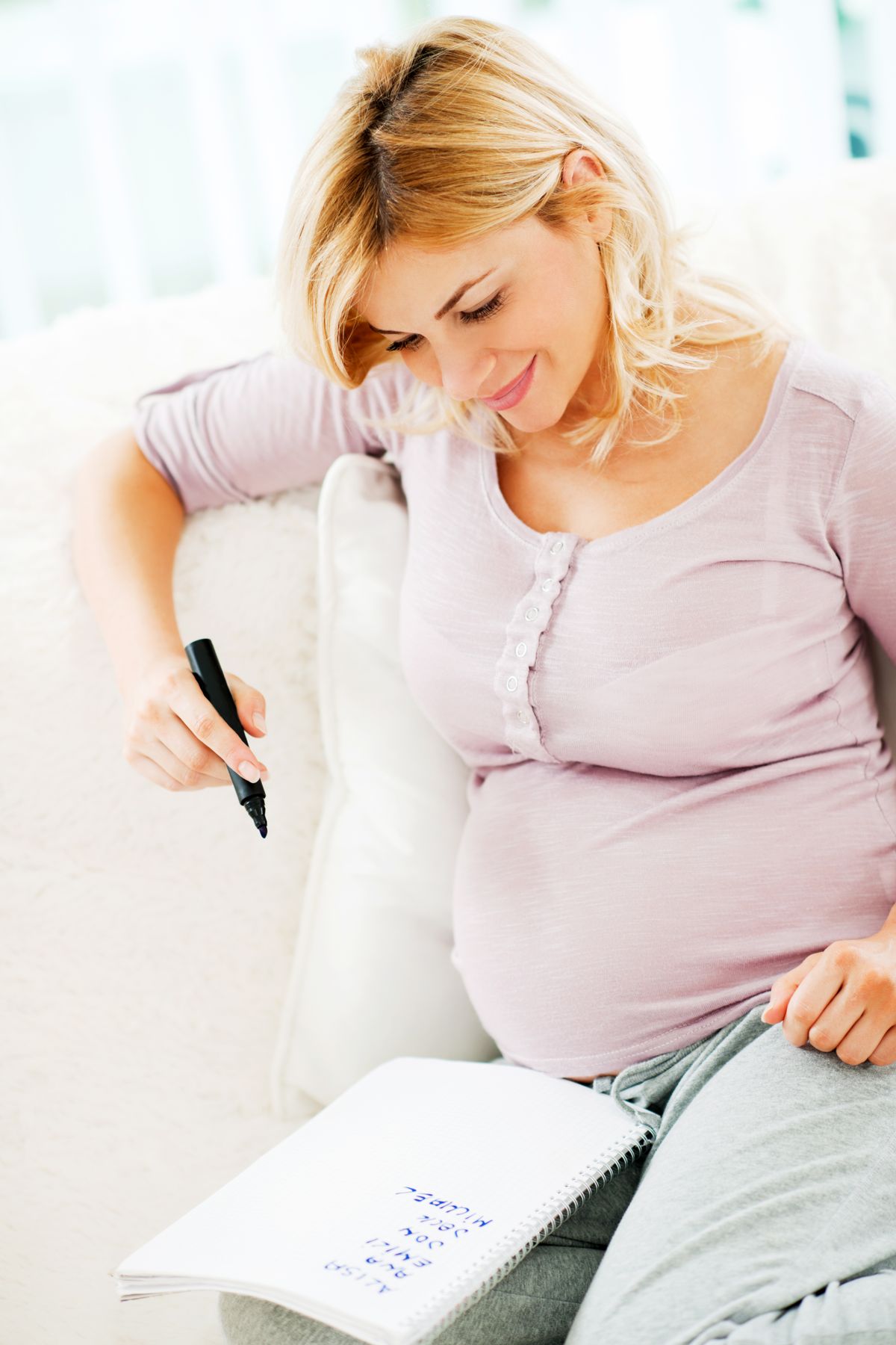 Egy terhes nő régi magyar nevek közül válogat.