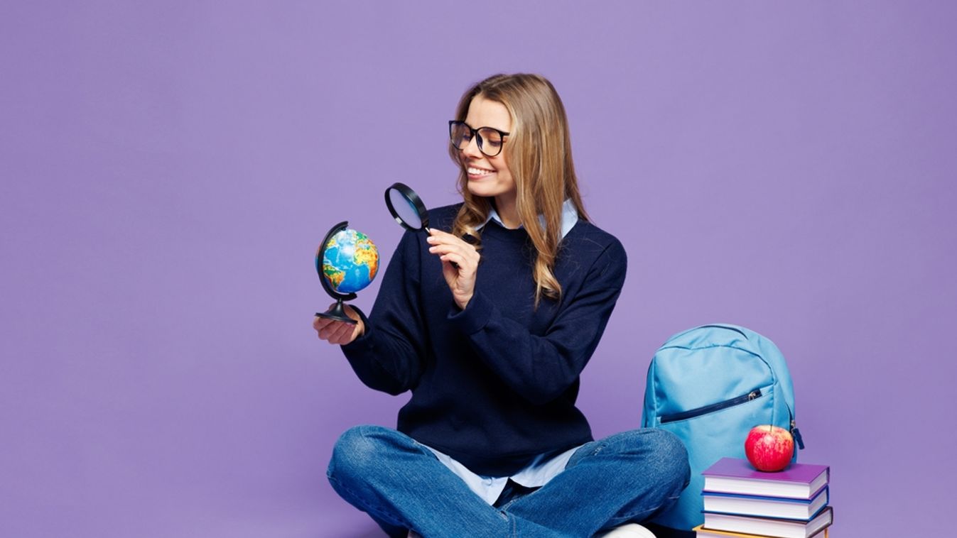 nő földgömbbel a kezében