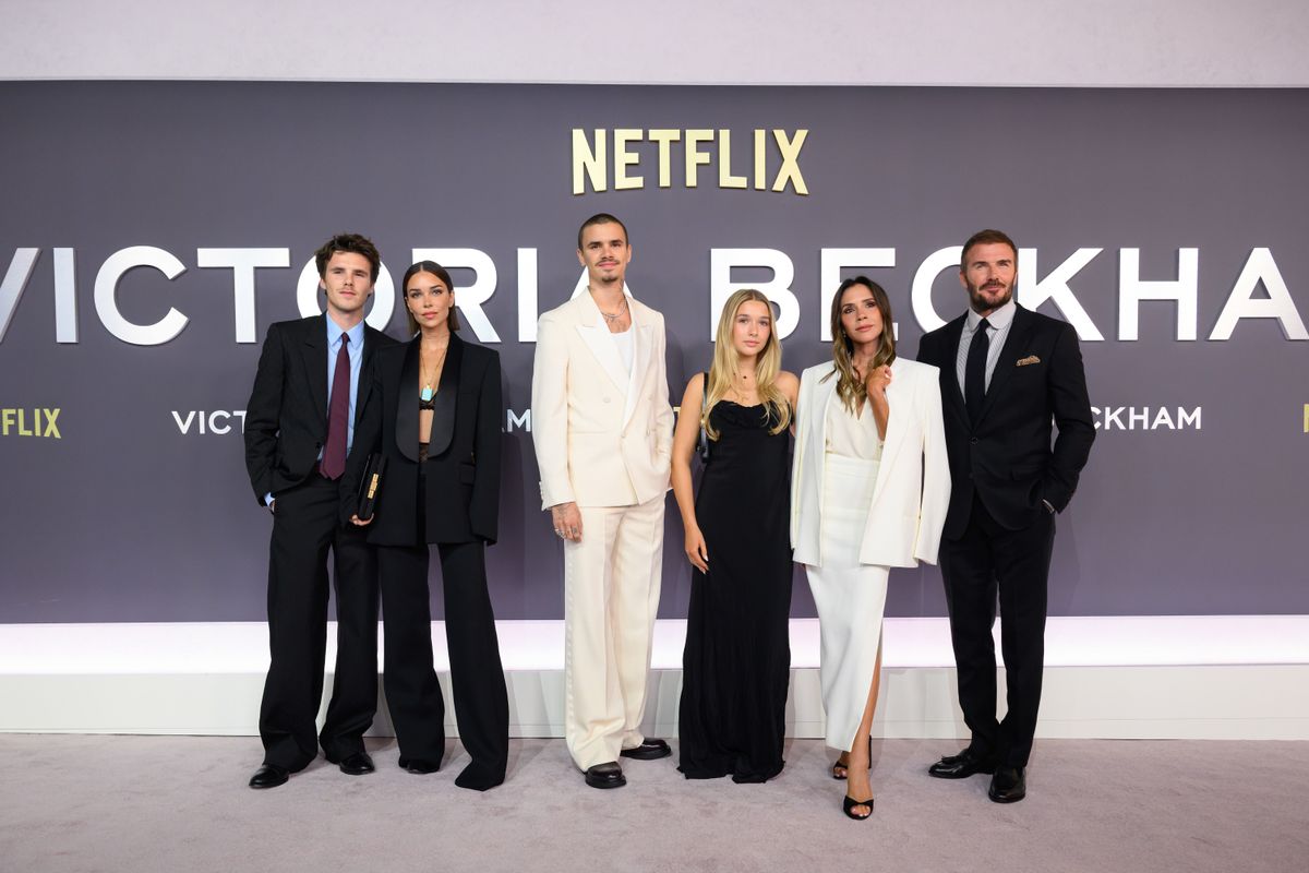 Beckhamék LONDON, ENGLAND - OCTOBER 08: (L-R) Cruz Beckham, Jackie Apostel, Romeo Beckham, Harper Beckham, Victoria Beckham and David Beckham attend the "Victoria Beckham" World Premiere at the Curzon Mayfair on October 08, 2025 in London, England. (Photo by Karwai Tang/WireImage)