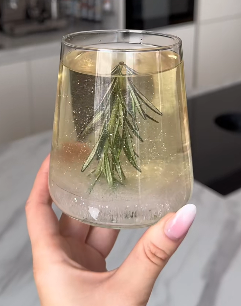 Alkoholmentes karácsonyi hógömb koktél gyerekeknek.