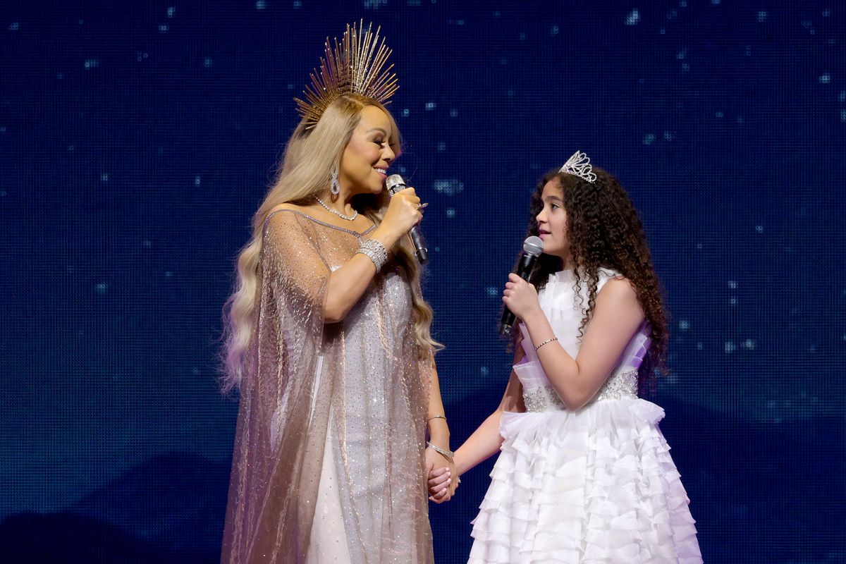 Mariah Carey lánya, Monroe már többször élt édesanyjával a színpason. A kép 2023-ban készült.
