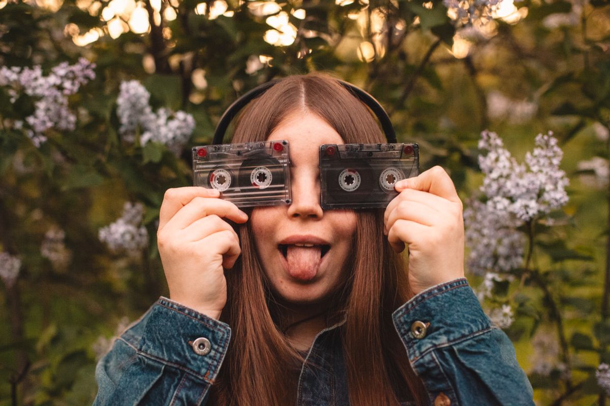 Retró kvíz: egy lány kazettát tart a szemei elé.