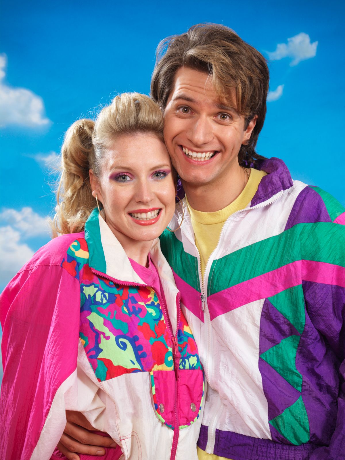 Susogós melegítőben lévő férfi és nő, akik retró ruhákat hordanak.