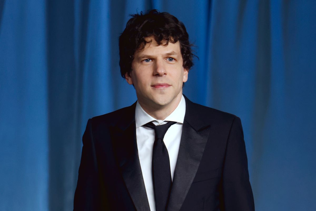 Jesse Eisenberg vesedonornak áll, hogy segíthessen egy rászoruló embertársának