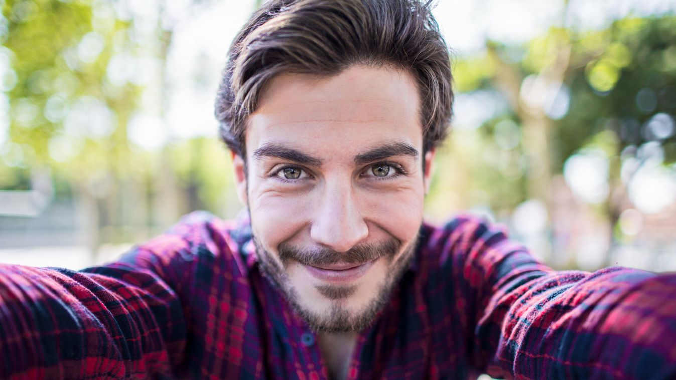 fiatal szakállas férfi mosolyog, férfimosoly, mosolygós férfi