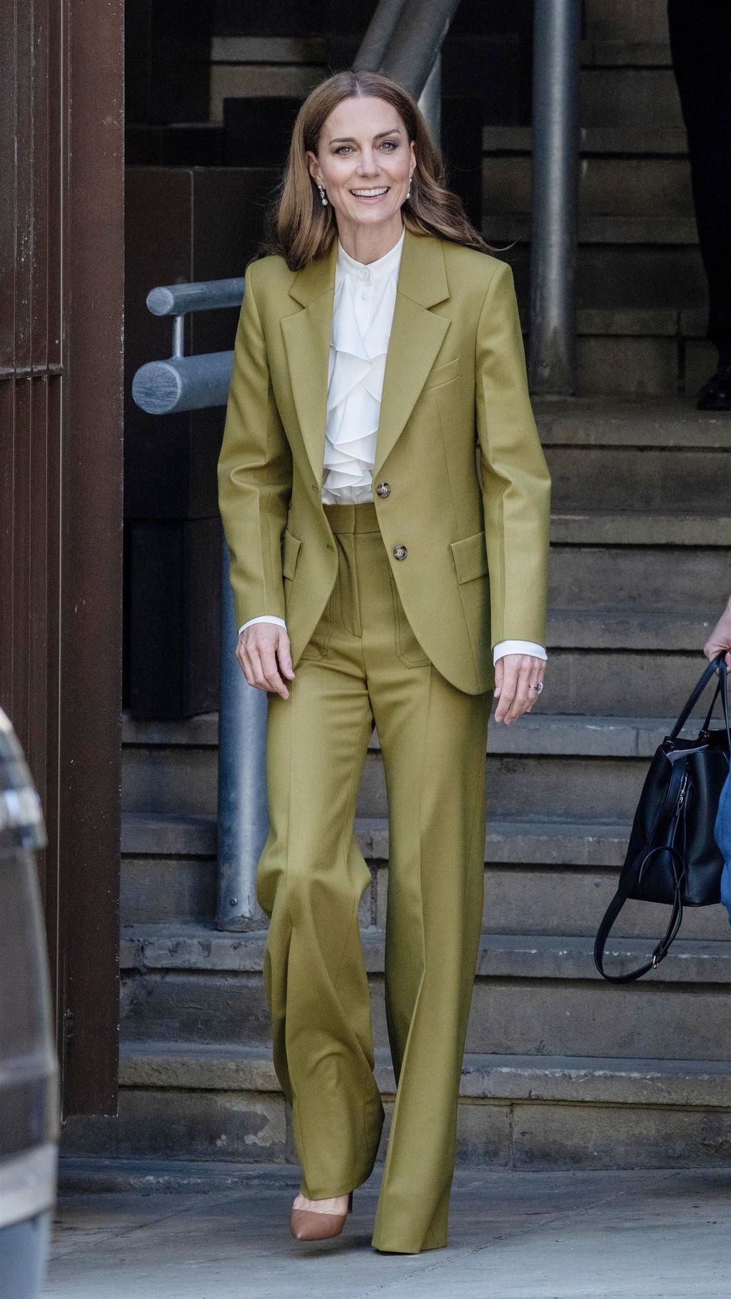 Listánkat Katalin hercegné olívazöld színű nadrágkosztümjével zárnánk, amit Victoria Beckham tervezett. Idén májusban ebben adta át a fiatal tervezőknek a II. Erzsébet királynő brit formatervezési díjat.