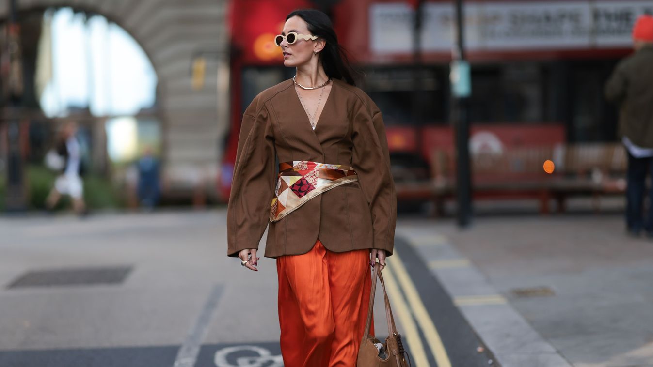 Így viseld a selyemsálat övként.