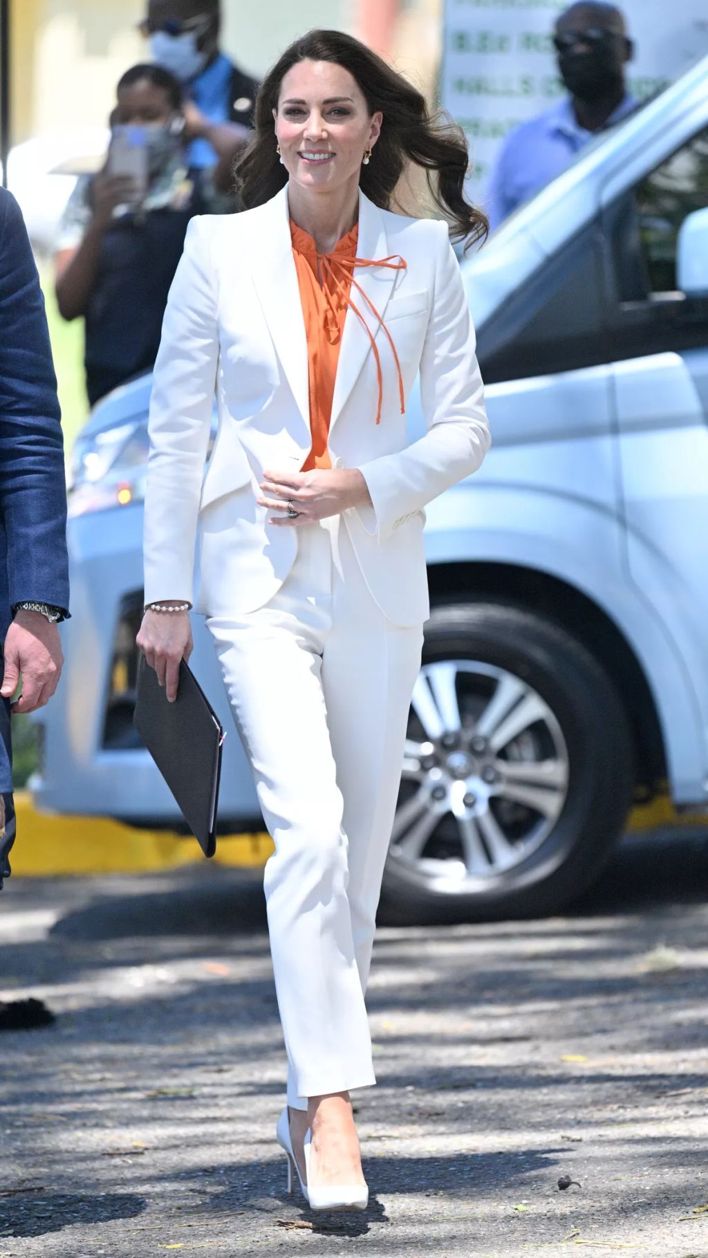 Már-már ikonikusnak számít Katalin hercegné hófehér Alexander McQueen nadrágkosztümje. Nem is csodálkozunk, hogy a kedvencei közé emelte, hiszen tökéletesen kiemeli az alakját a káprázatos összeállítás.