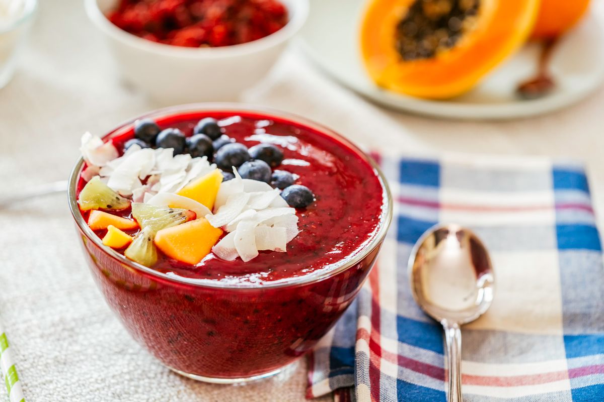 egészséges smoothie-tál