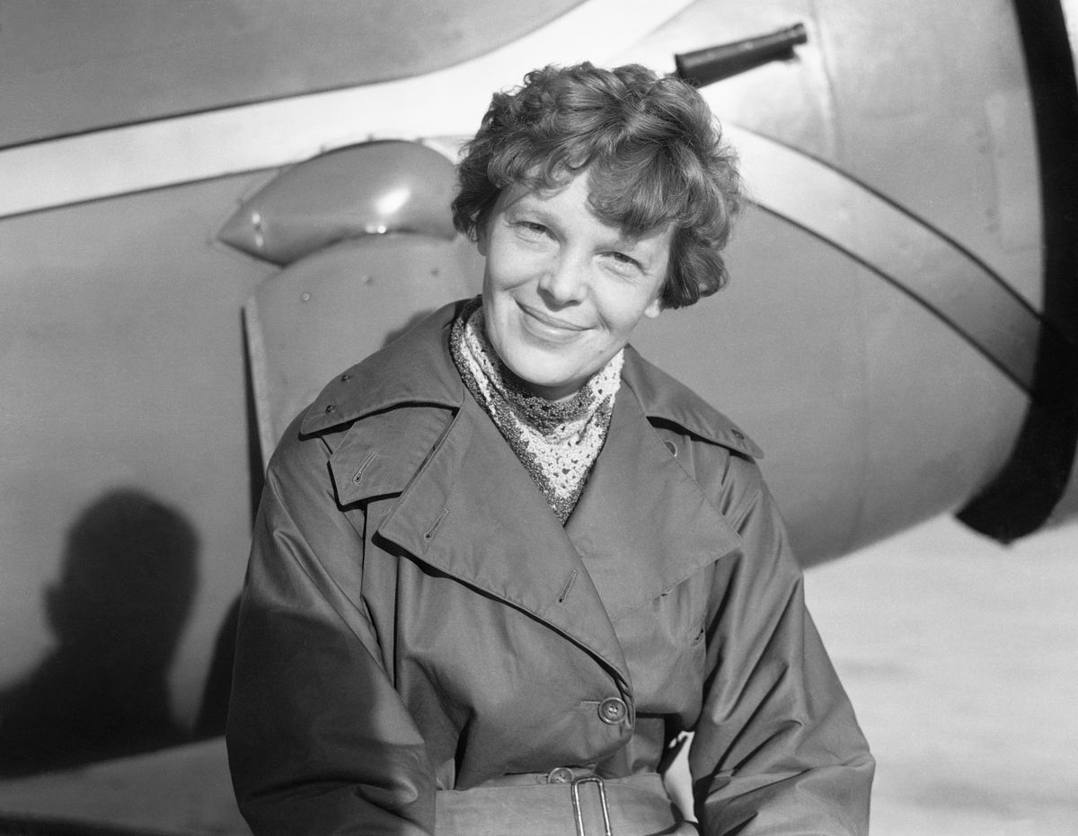 Kvíz: Amelia Earhart a 20. század egyik legismertebb nője egy repülőgép mellett.
