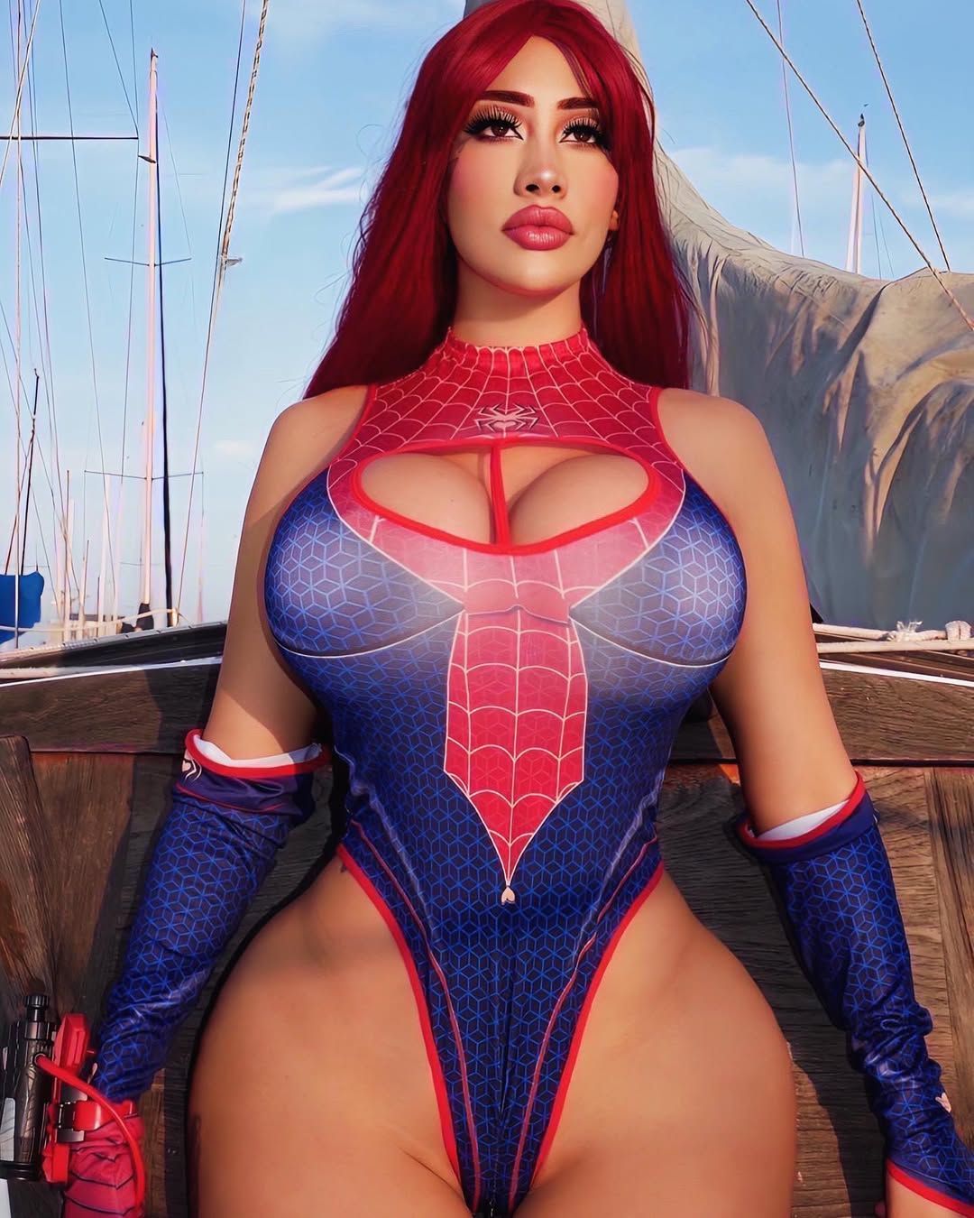 Az OnlyFans sztár, Leslie Luxx szuperhősként. 