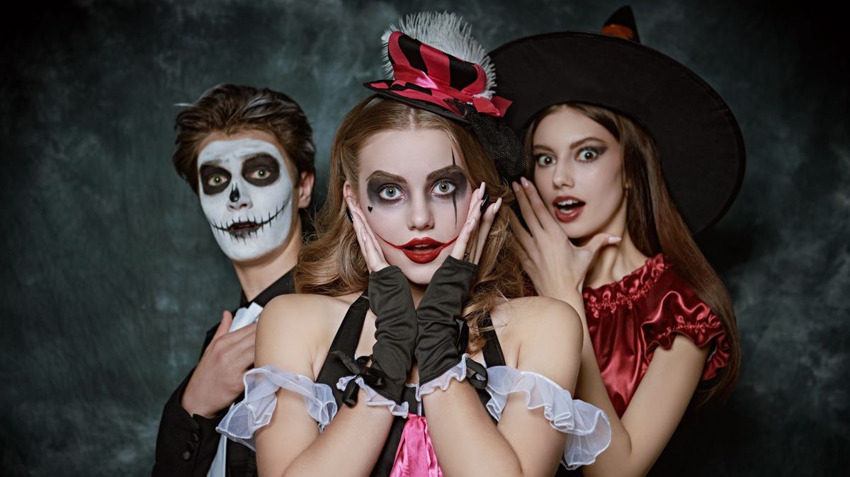 Fiatalok halloweeni sminkben