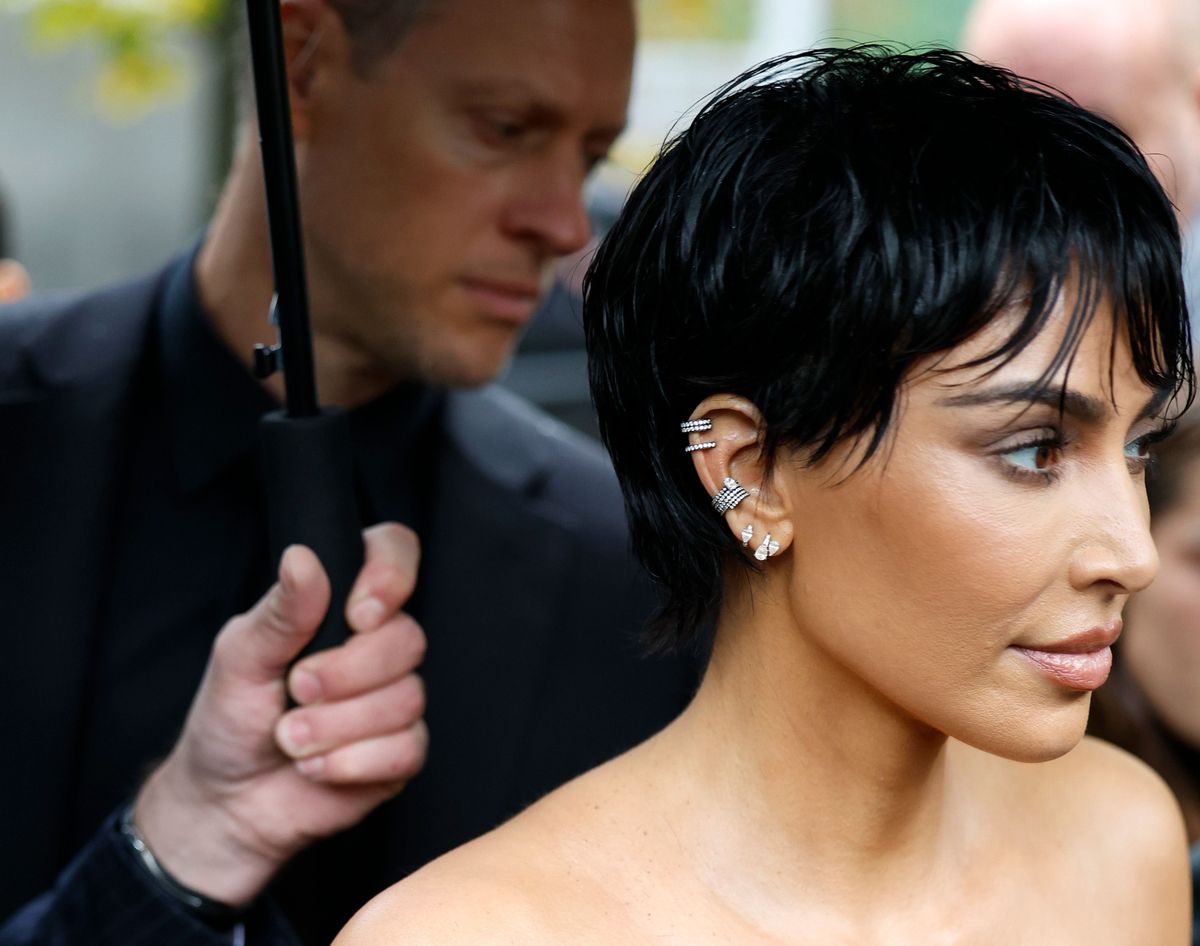 Kim Kardashian a Párizsi Divathéten jelent meg először a legújabb pixie frizurájával