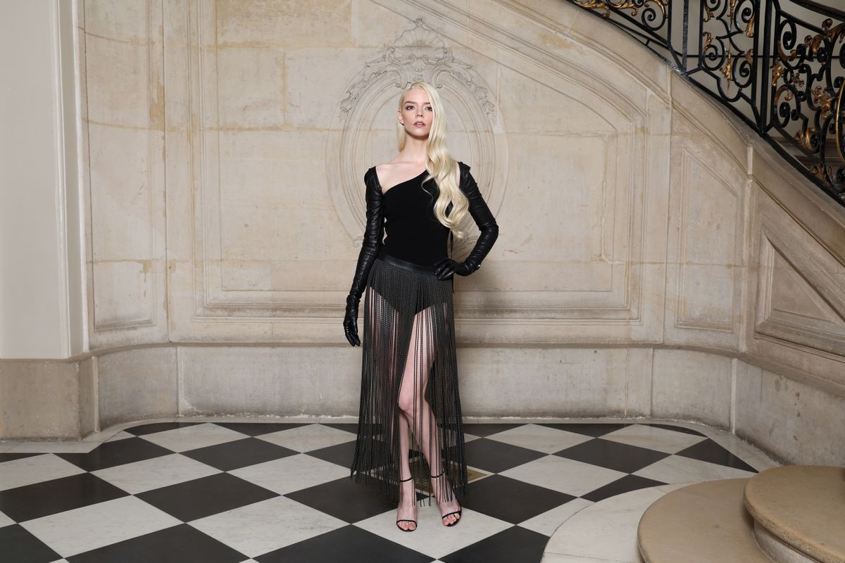 Anya Taylor-Joy a Párizsi divathéten a Christian Dior Haute Couture divatbemutatóra egy elképesztő bőrszerkóban érkezett.