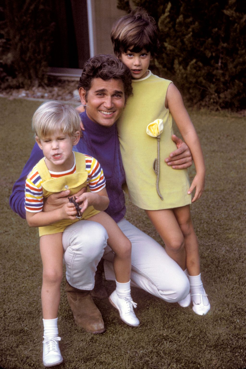 A színész 1968-ban otthonában, két gyermekével