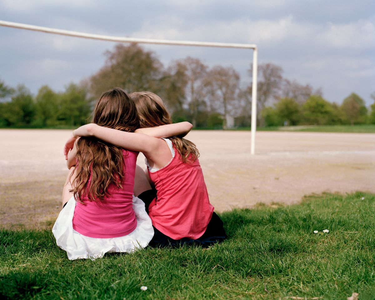 Gyerekkori barátság, két lány átöleli egymást.