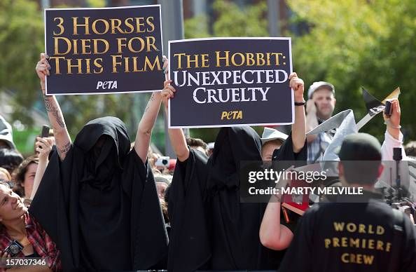 Tüntetők vonulnak, mert A hobbit film forgatása során rossz körülmények közt tartották az állatokat.