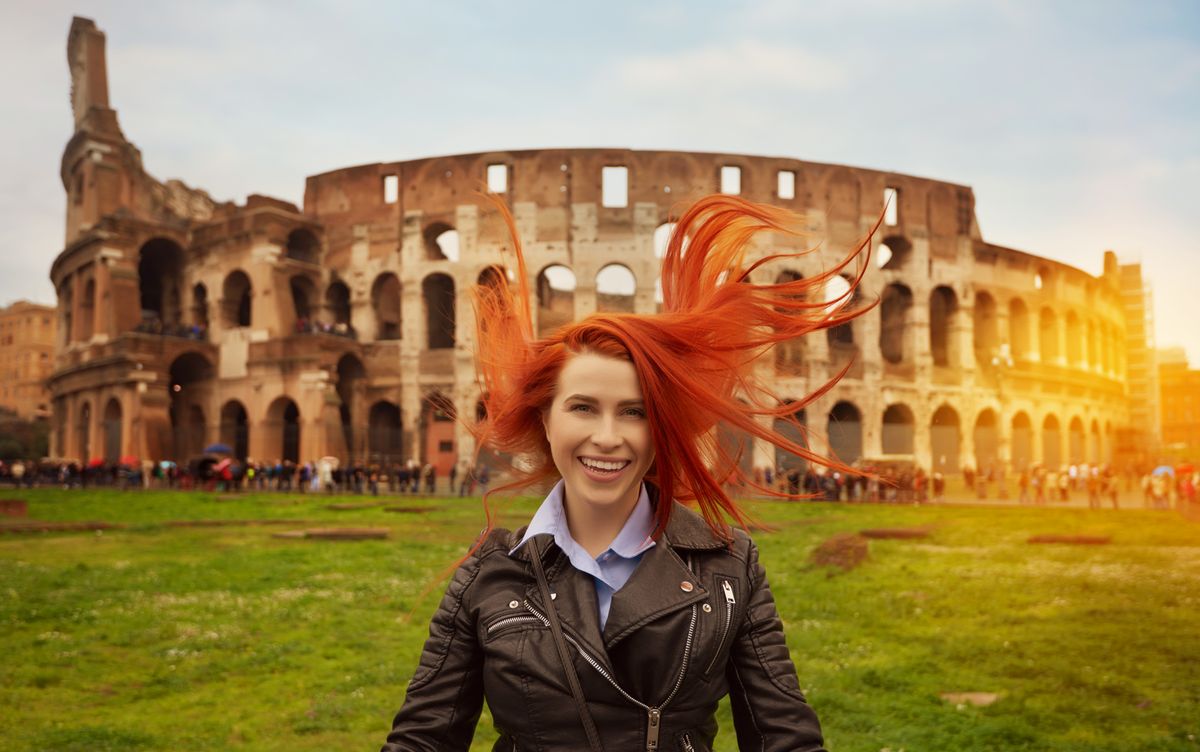 Vörös hajú nők az ókori római Colosseum előtt.