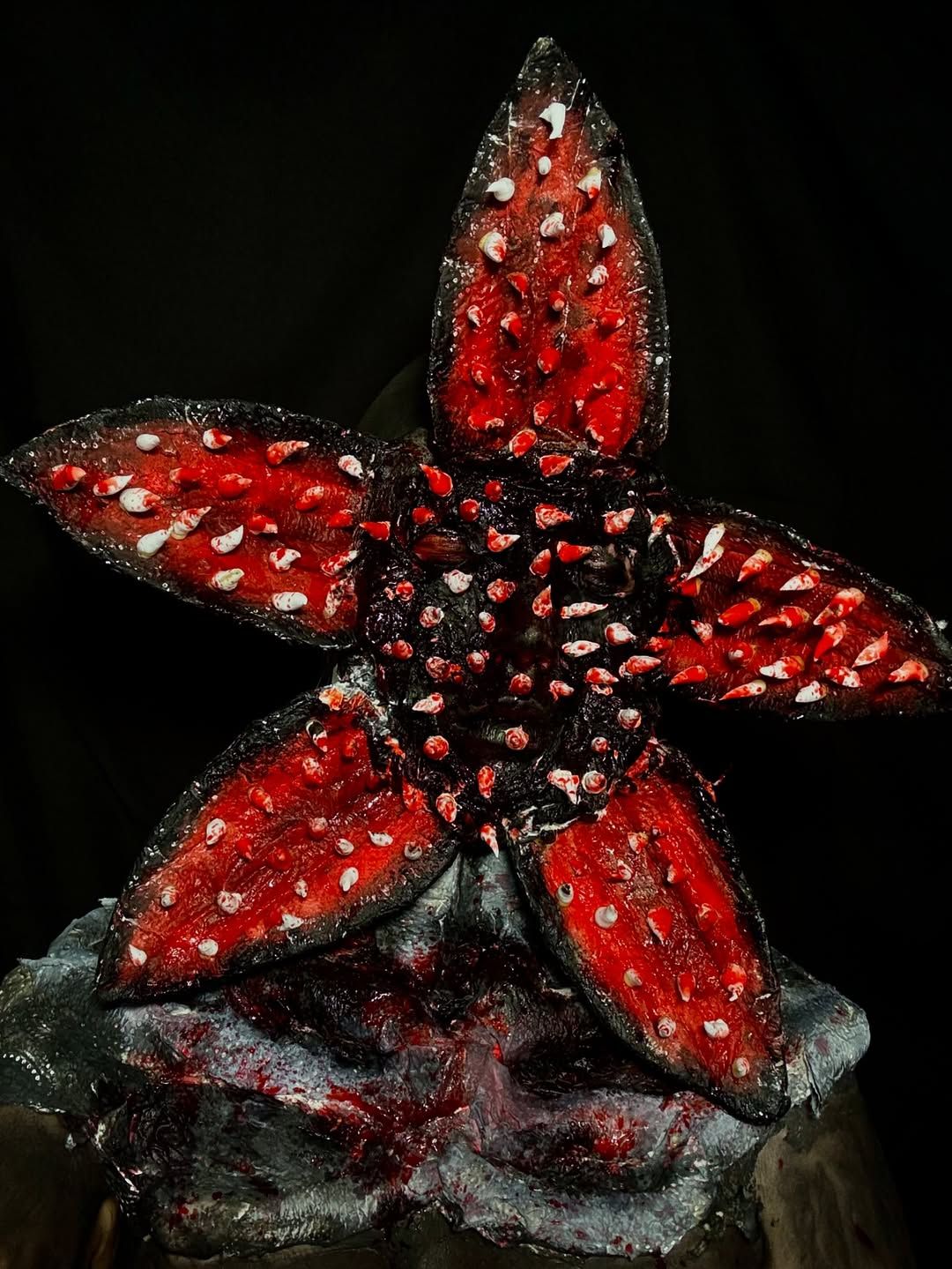 Kiss Kamilla elképesztő Stranger Things: Demogorgon maszkja halloweenre.