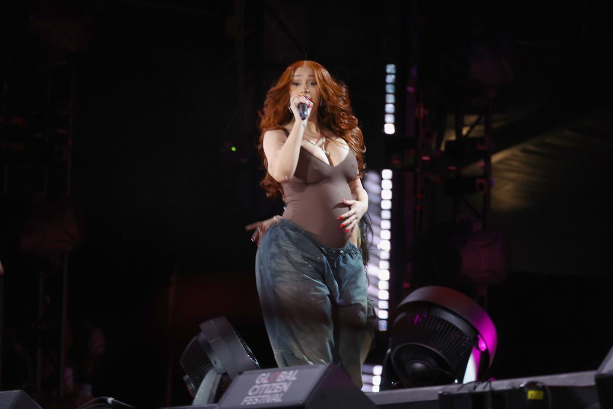 Cardi B rapper a negyedik gyermekét várja.