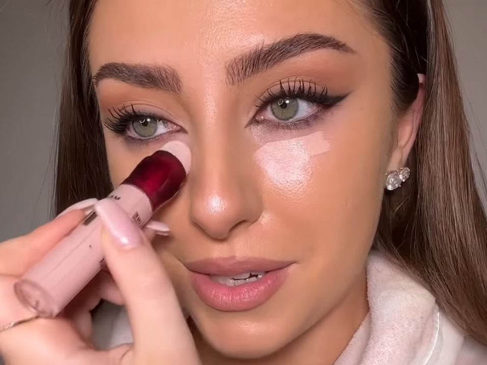 rózsaszín korrektor, 2025 smink trendje