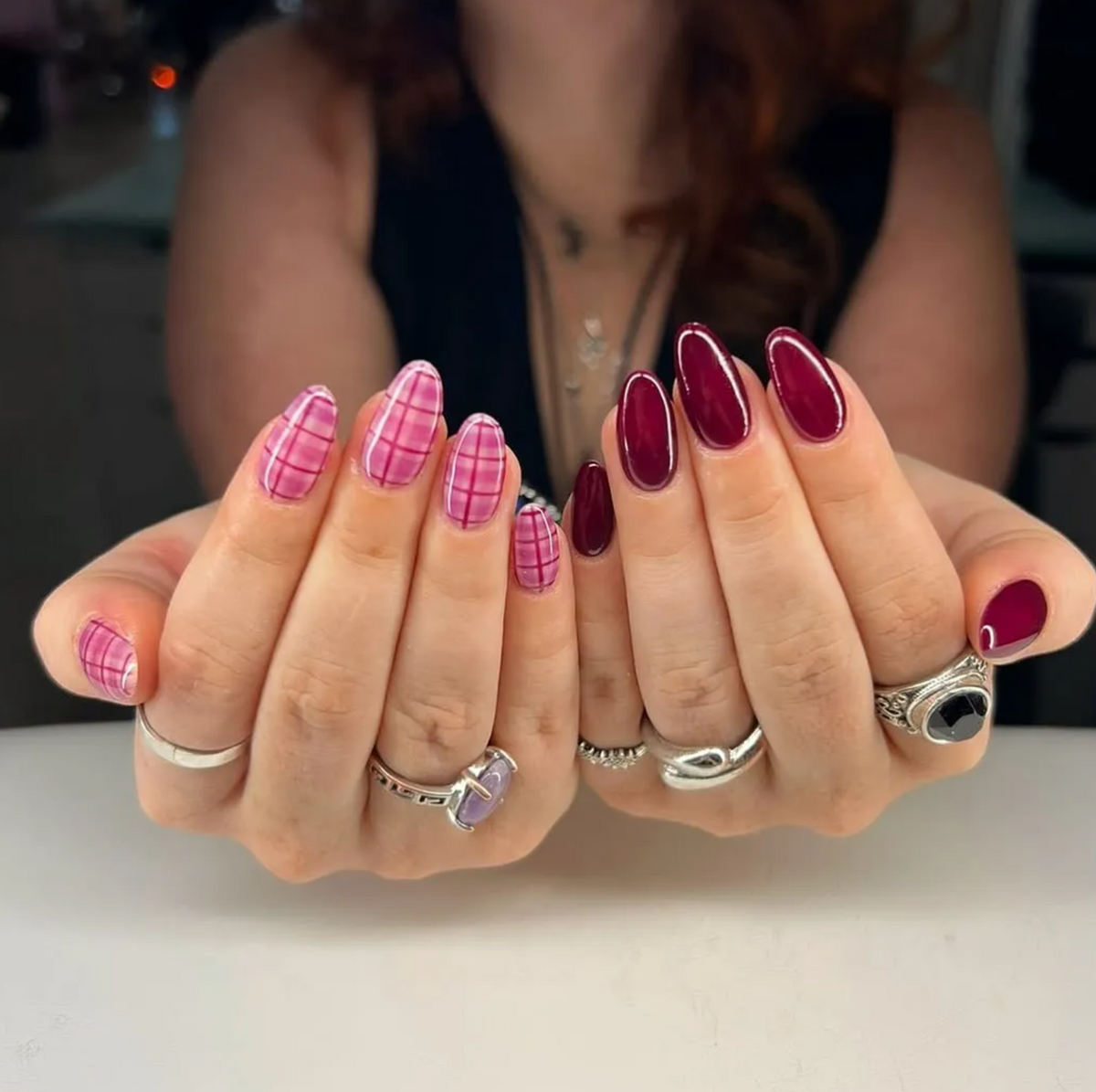 Flanelkockás köröm: az összhatás egyszerre letisztult, mégis ünnepi hangulatú