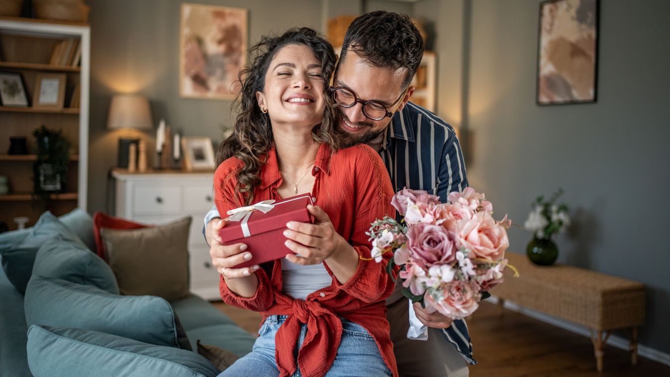 A szerelmes férfiak figyelmesek, ha a barátnőjükről van szó.