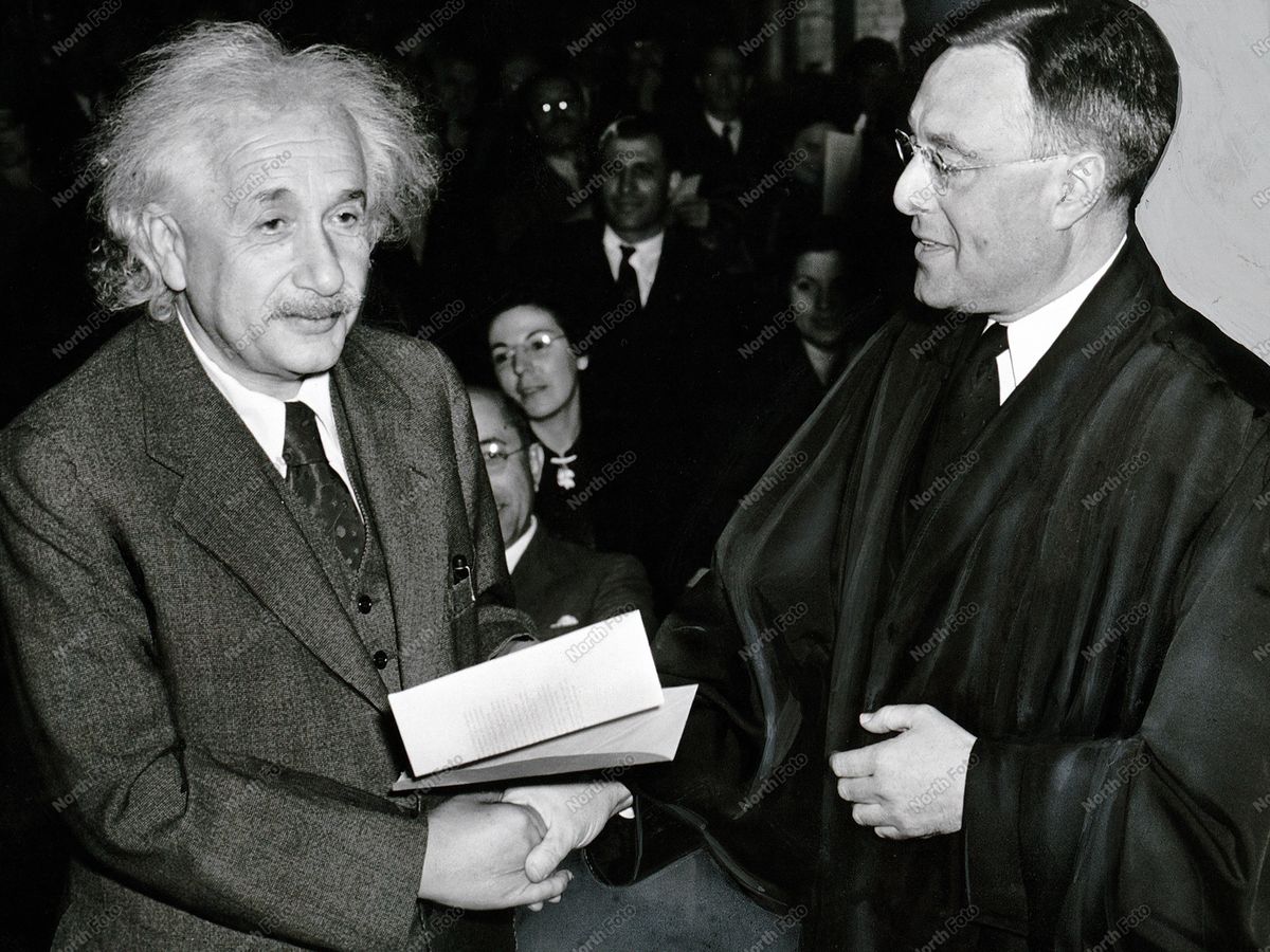 February 5, 2024, Trenton, New Jersey, USA: Albert Einstein receiving his certificate of American citizenship from Judge Phillip Forman, Trenton, New Jersey, USA, Al Einstein többnyire sötétszürke ruhában járt, ez lenne a magas IQ jele?