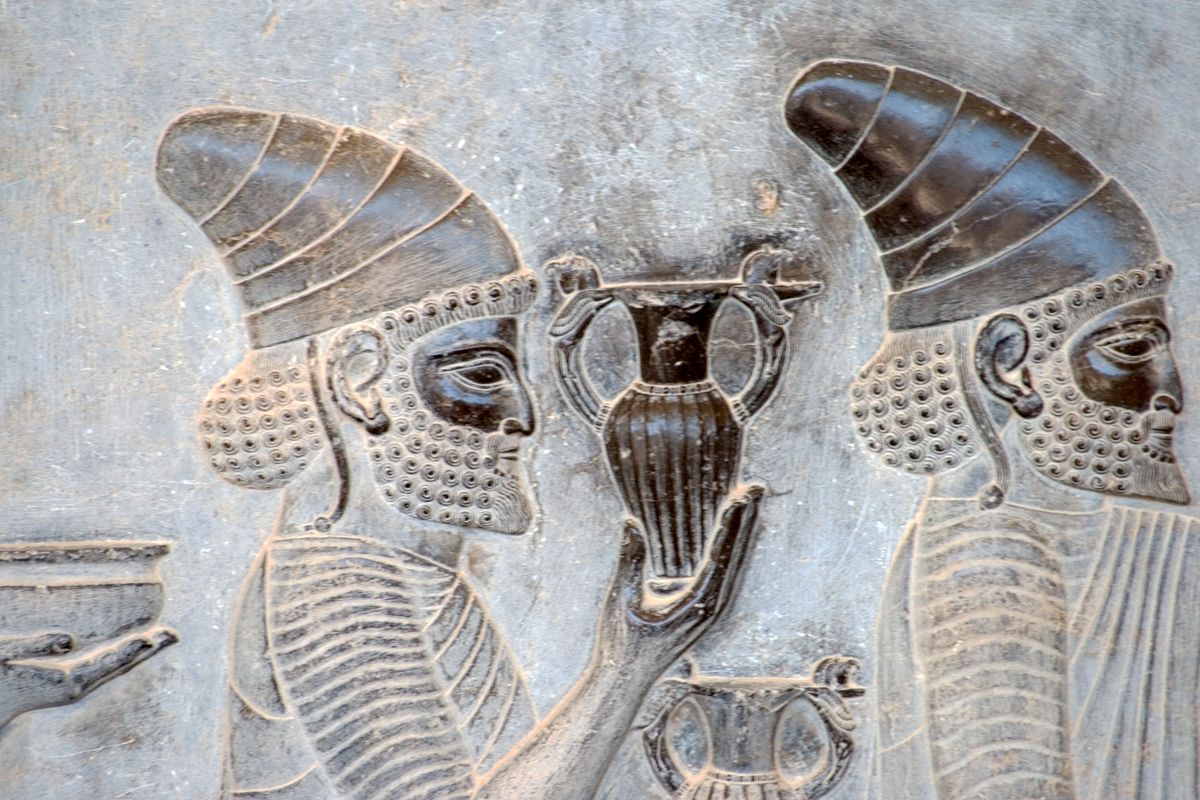 A néma szolgák nem tudták kikotyogni az uralkodók pletykáit. 