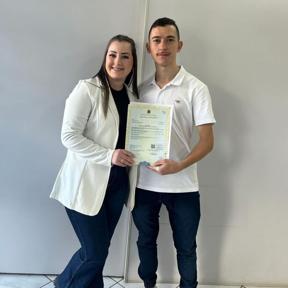 menyasszony és vőlegény együtt pózol