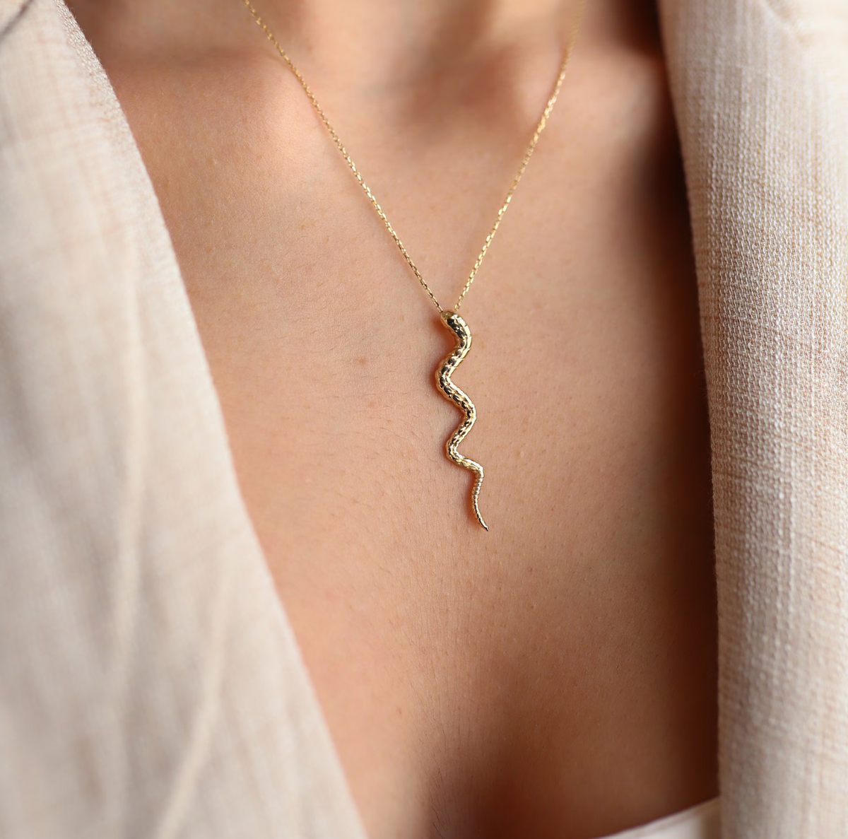 A kígyó alakú nyakláncokat azért kerüld, mert hűtlenséget szimbolizálnak.