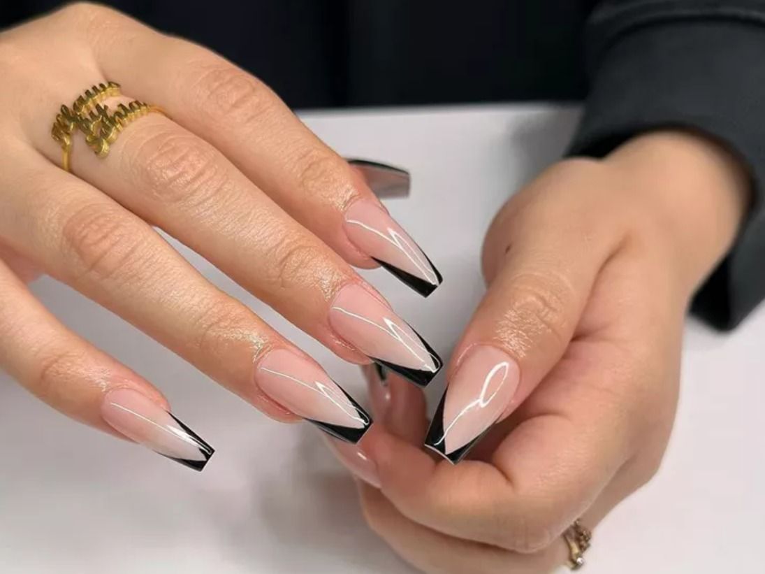 Fekete francia manikűr