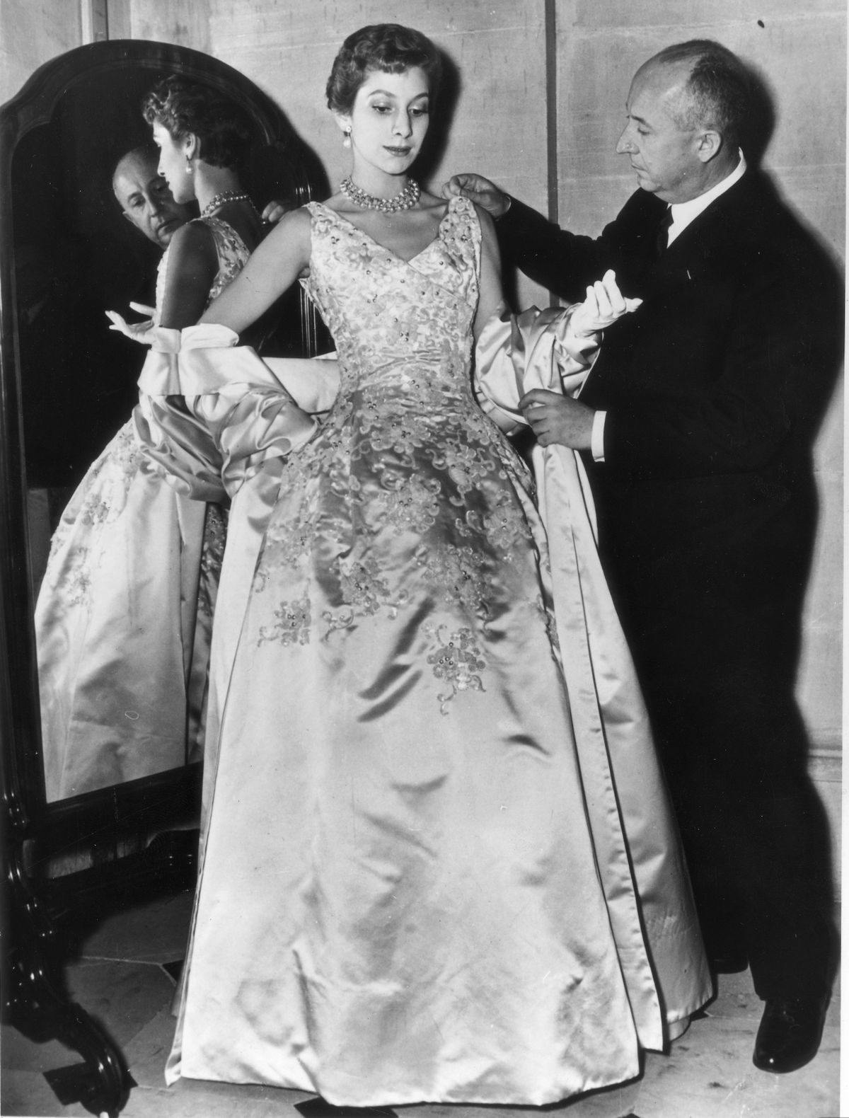 Christian Dior francia divattervező munka közben