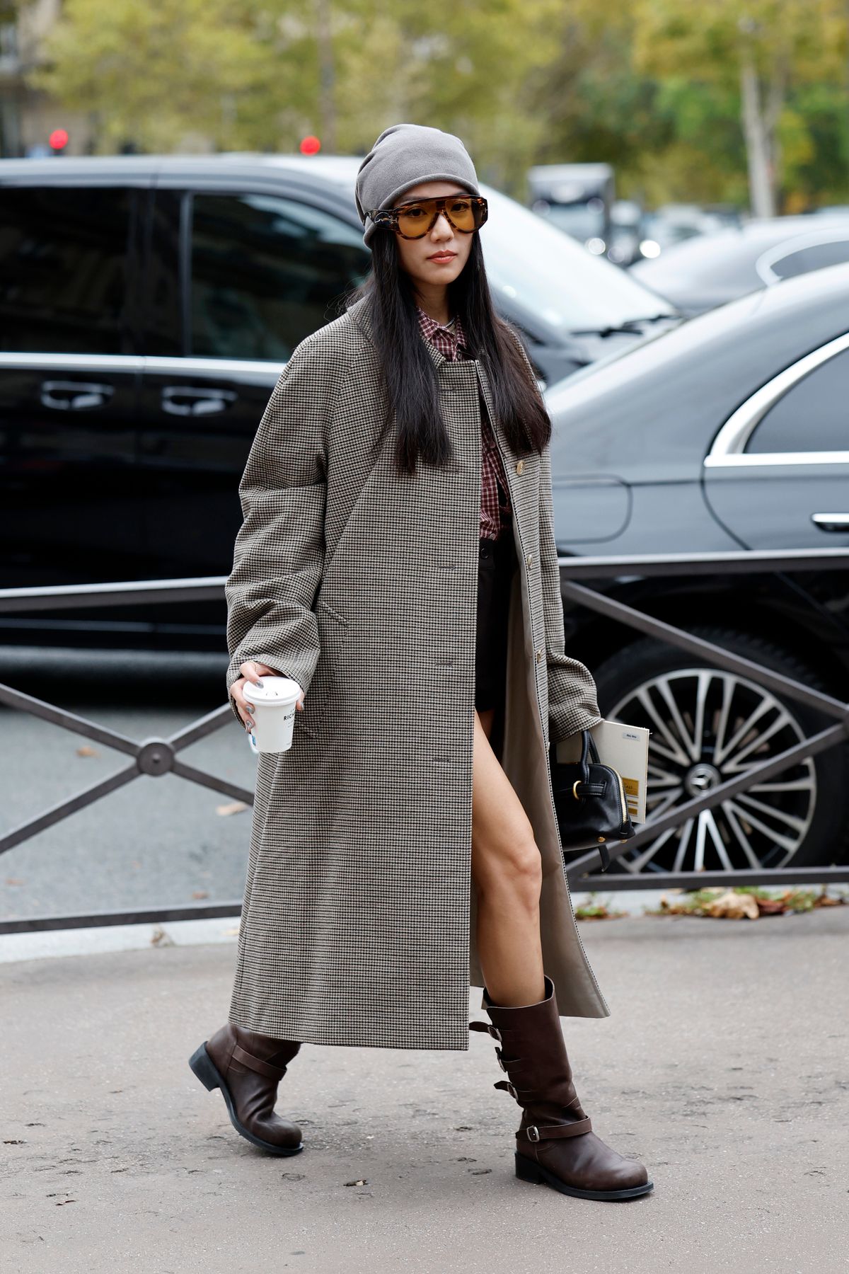 Fiatal lány kockás szövetkabátban 