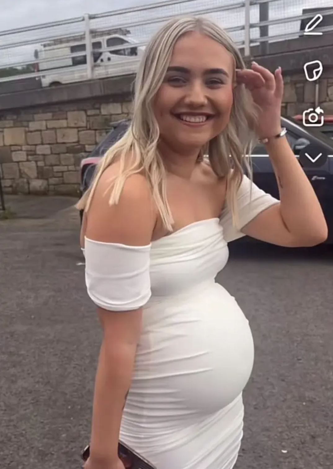 Kira Cousins megjátszotta a terhességét