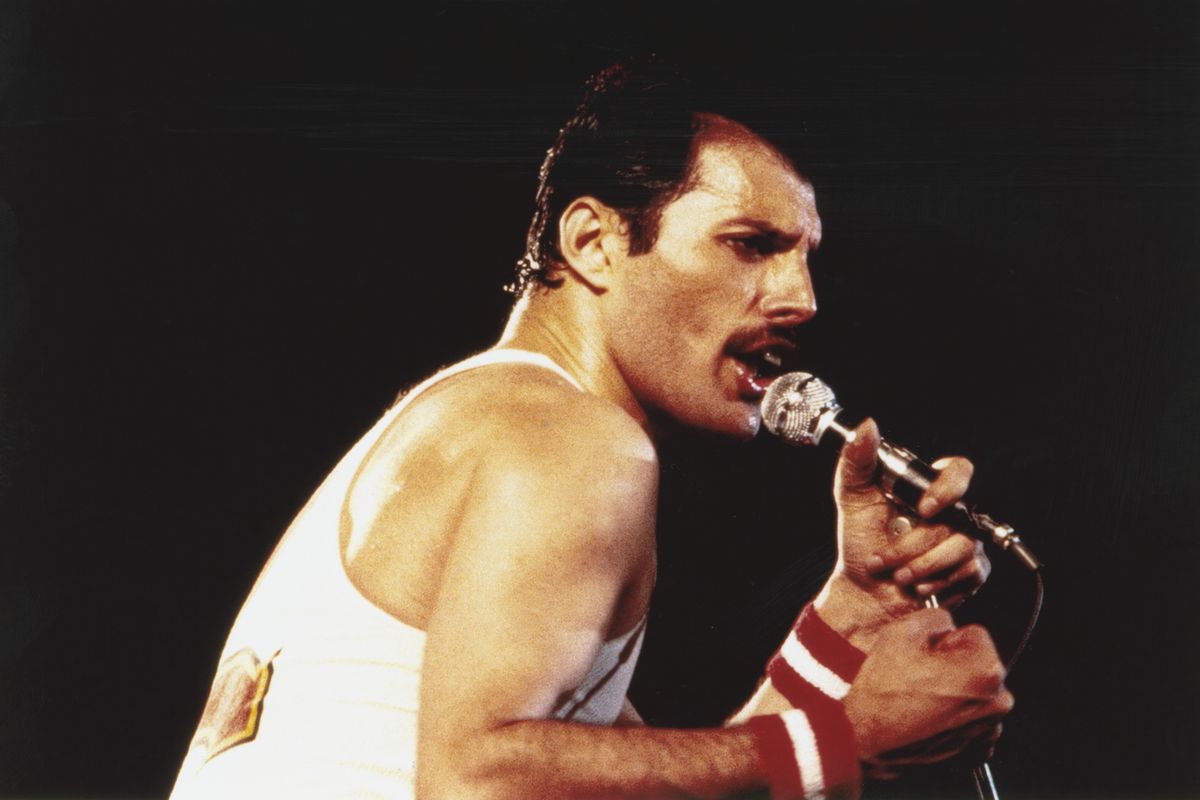 Freddie Mercury titkos szerelmére hagyta mindenét Rock star Freddie Mercury (1946 - 1991) performs with Queen at the Milton Keynes National Bowl, June 1982. (Photo by Graham Wiltshire/Getty Images)