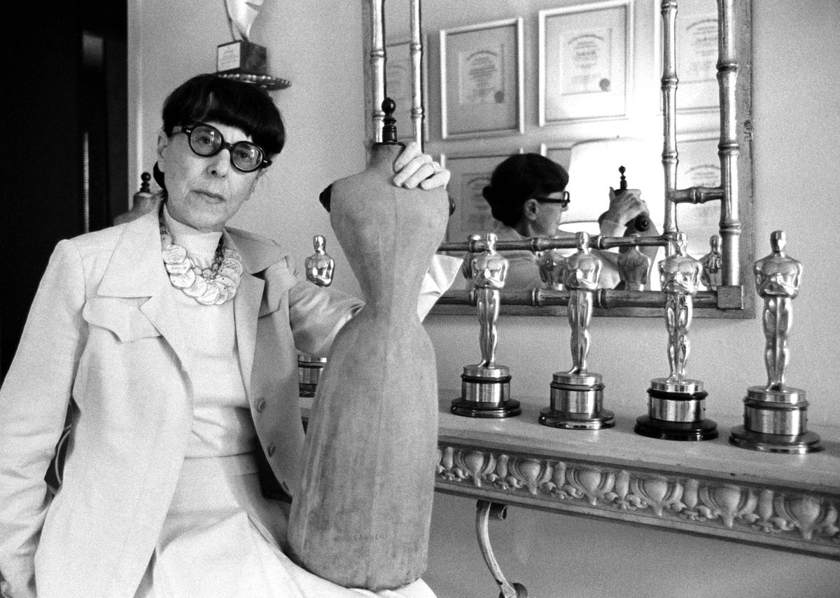Edith Head látványtervező az Oscar-díjaival és kék szemüvegével.