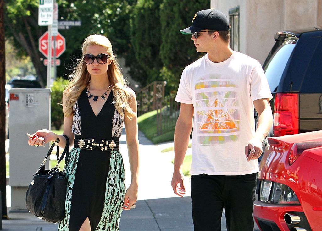 Paris Hilton táska viselés