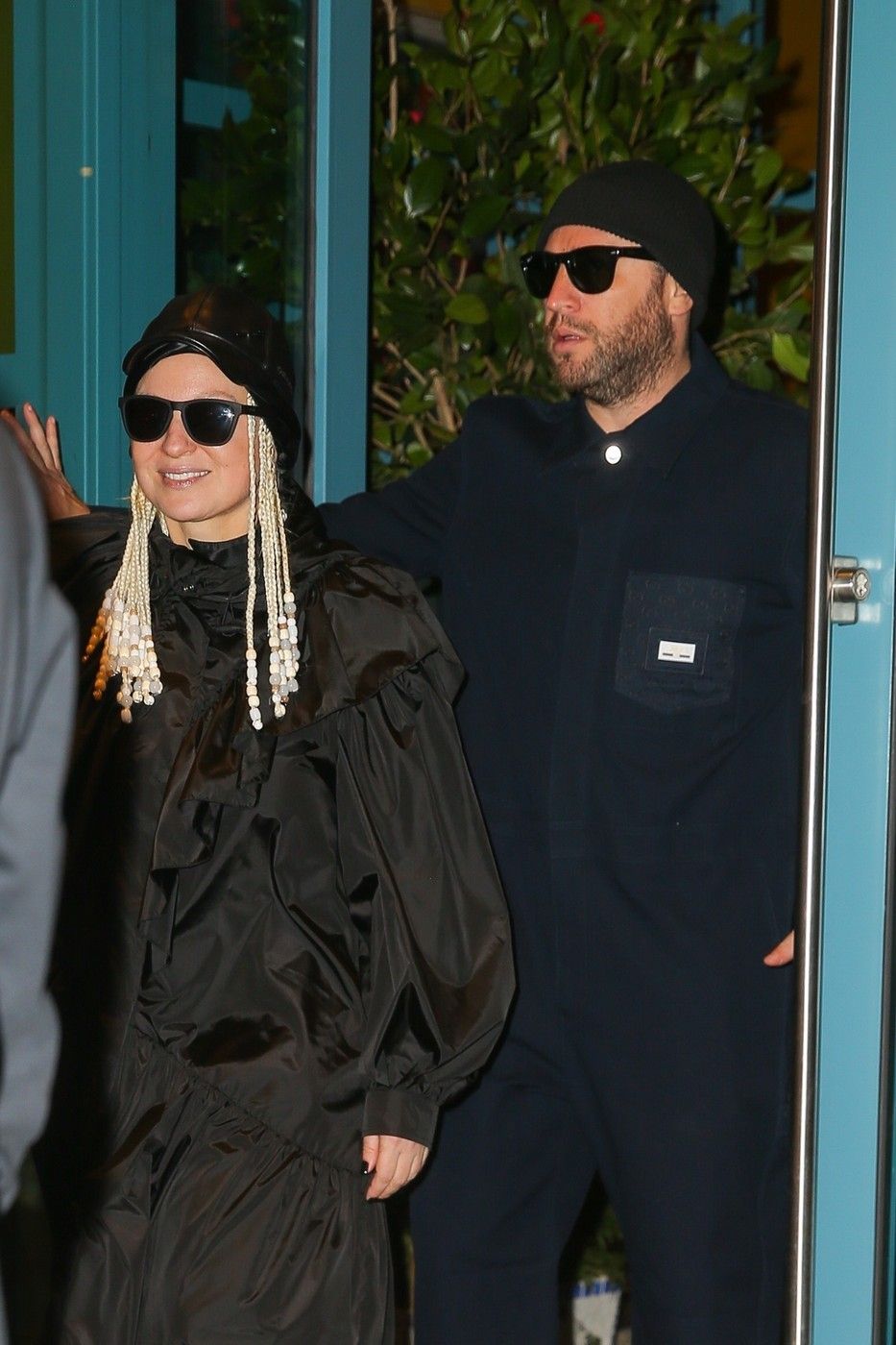 Sia férjével, Dan Bernarddal együtt sétálgat New Yorkban. 2025 februárjában.