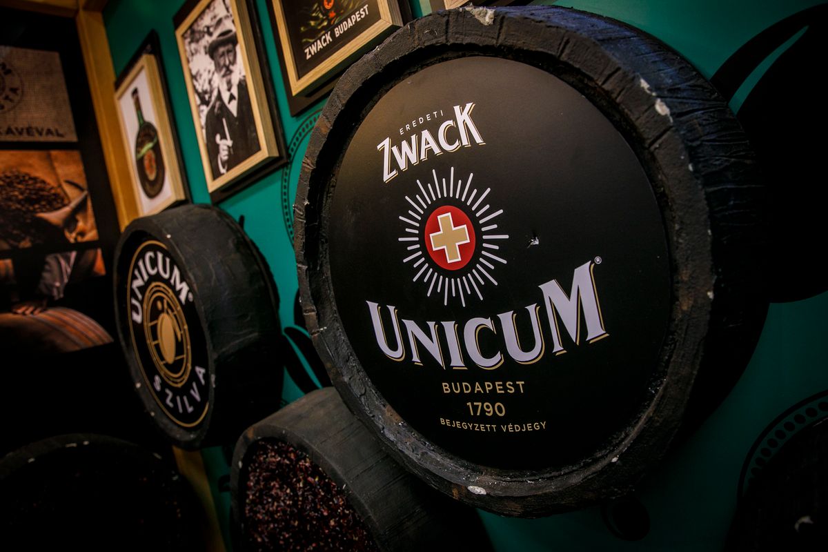 20221123 Budaörs 
Tesco   karácsonyi polcok  
karácsonyi bevásárlás 

Fotó: Vémi Zoltán  VZ  Világgazdaság  VG 

A képen: Zwack Unicum