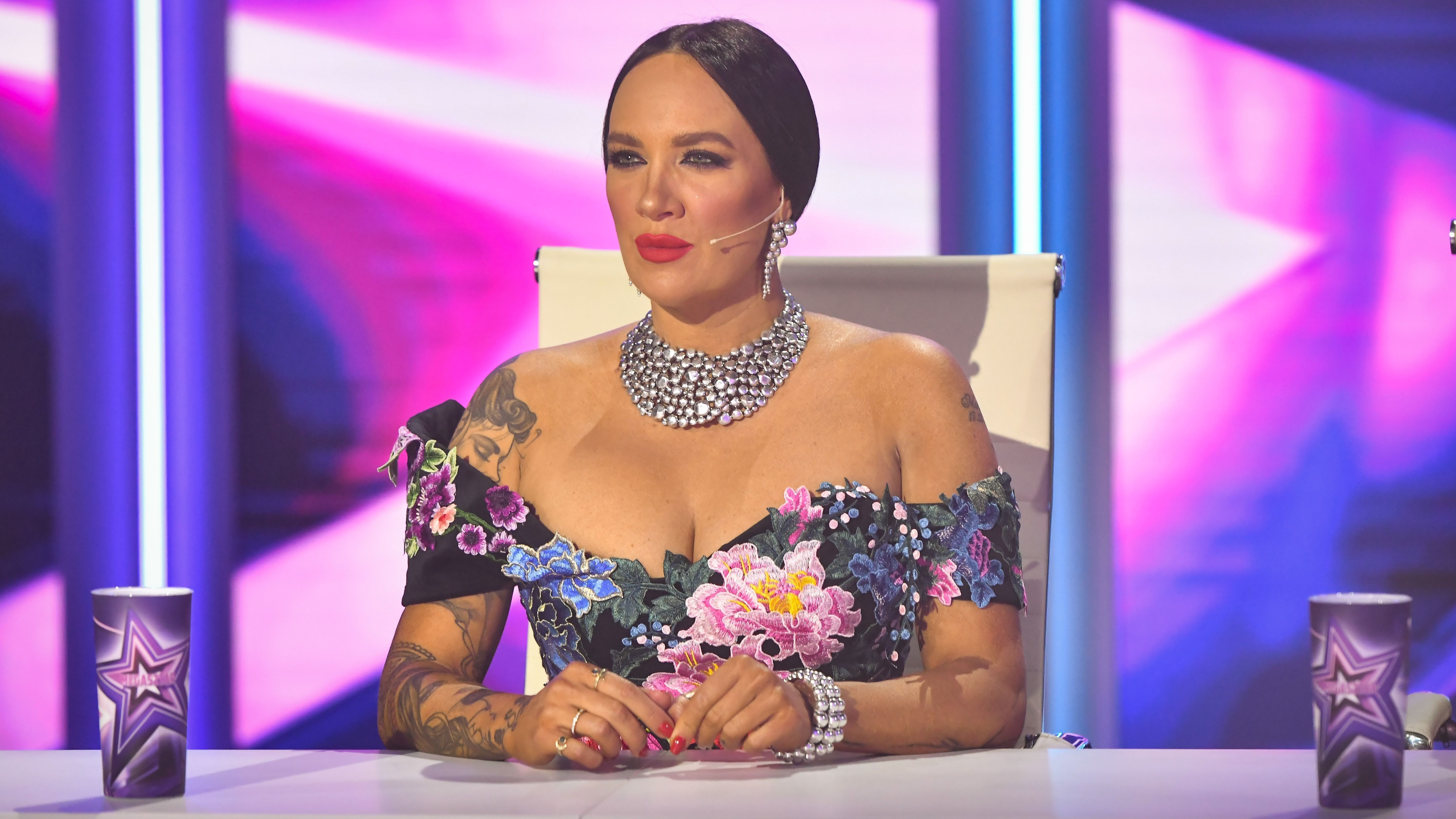 Tóth Gabi virágos ruhában, a Megasztár zsűritagjaként