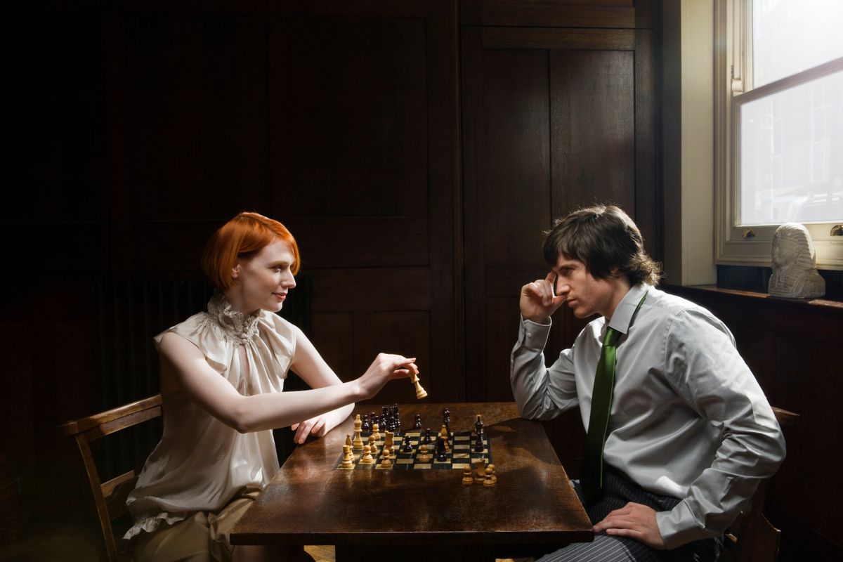 Tökéletes párválasztás: egy nő és egy férfi sakkozik egymással. 